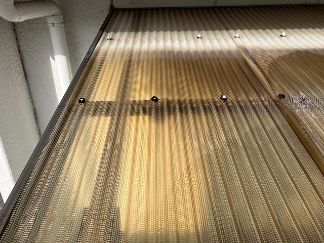 釘で固定された波板